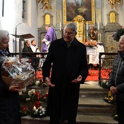Friedhofverwalter Sigi Fassolter und die Pfarre Tobelbad bedanken sich für die Restaurierung der Madonna am Friedhof!