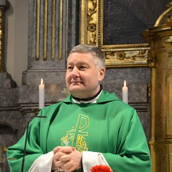 Pfarrer Claudiu Budău in lächelnder Erwartung