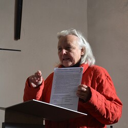Margret Hofmann bei der Vorstellung des Fragebogens