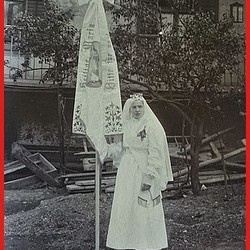 als Fahnenträgerin der Jungfrauenfahne in Straßgang 1916