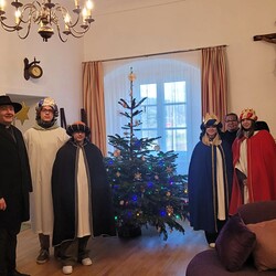 Und natürlich besuchten die Sternsinger auch den Herrn Pfarrer!