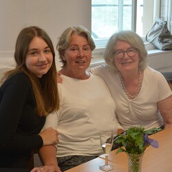Homepageredakteurin Gerti Reiterer mit Freundin Riki und Enkelin Lisa (von rechts)