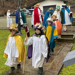 Die Königinnen und die Könige auf dem Weg zur Kirche.