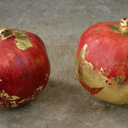 Der Granatapfel ist wegen seiner vielen Kerne auch ein Glückssymbol.