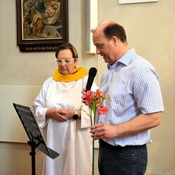 Guter Gott, wir danken dir für alle, die unsere liturgischen Feiern mitgestalten: Lektoren, Kantoren, Ministranten, Organisten und alle, die sich um die Feier der Gottesdienste bemühen. Erfülle sie mit Freude an ihrem Dienst und segne ihre Bemühungen