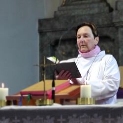 Susanne Linhardt leitet die heutige Wort-Gottes-Feier