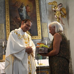 Alles Gute zum Geburtstag lieber Herr Vikar Gerhard Hatzmann. Margret Hofmann überreicht eine Stärkung für die nächsten Einsätze.