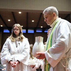 Pfarrer Claudiu Budău ist  bereit für die Fußwaschung