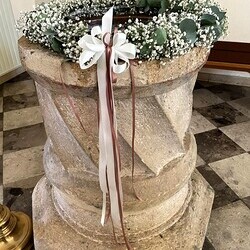 Taufbecken mit Blumen geschmückt