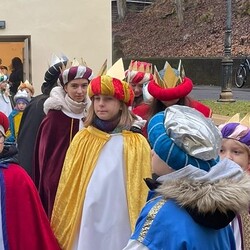 Die Königinnen und die Könige auf dem Weg zur Kirche.
