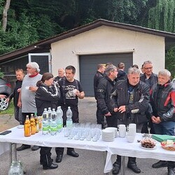 Hermi Neubauer und Veronika Schriebl  vom Sozialkreis Tobelbad sorgten für ein 'kleines  Frühstück'