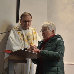Vikar Gerhard Hatzmann, die heutige Lektorin Rosi Jaunegg
