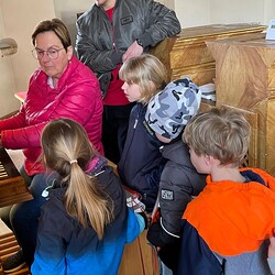 Susanne Linhardt erklärt die Orgel