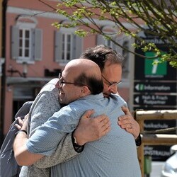 Vikar Gerhard Hatzmann freut sich über ein Wiedersehen mit Markus Artinger. Er ist jetzt Pastoralreferent im Seelsorgeraum 'Südsteirisches Weinland'.
