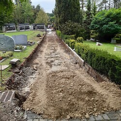 Die Friedhofsauffahrt wurde erneuert und bekam einen neuen Belag. 