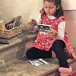 Bilderbücher laden auch in der Kirche zum Lesen ein.