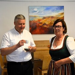 Pfarrer Claudiu Budău, Veronika Schriebl