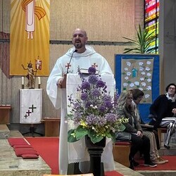 Altkatholischer Pfarrer Samuel Ebner bei der Predigt
