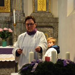 Susanne Linhardt entzündet die erste Kerze