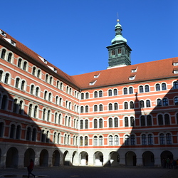 Innenhof des Priesterseminars, li der nie schmelzende Schneemann von Manfred Erjautz