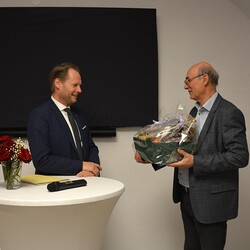 Wirtschaftsrat Peter Gogg übergibt ein kleines DANKESCHÖN