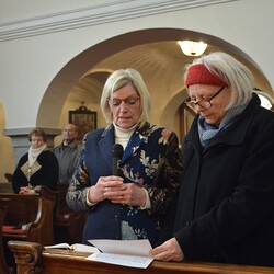 Die Fürbitten werden von Hermi Neubauer und Margret Hofmann von der Bank aus gelesen.