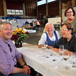 links: Pfarrer Claudiu Budău 