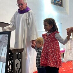 Kinder kommen zum 'Vaterunser' in den Altarraum