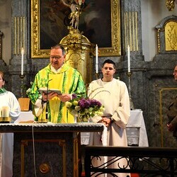 Vikar Gerhard Hatzmann und sein liturgisches Team