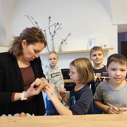 Basteln für Ostern 2024, Stefanie Nentwig in Aktion