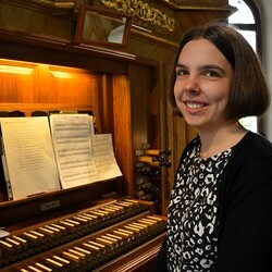 Kathrin Müllerferli an der Orgel