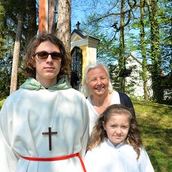 Osterspeisensegnung Bildstock Kreuzkogel - Ministrant Pascal, Margret Hofmann, Ministrantin Flora