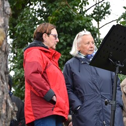 Wort-Gottes-Feier-Leiterinnen Susanne Linhardt und Margret Hofmann segneten die Osterspeisen.