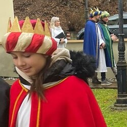 Die Königinnen und die Könige auf dem Weg zur Kirche.