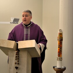 Pfarrer Claudiu Budău zelebrierte in der Kapelle der Rehaklinik