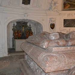 Rotmarmorsarkophag Erzherzog Karl II. und Anna Maria von Bayern in der Kaisergruft