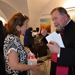 Andrea Assl überreicht ein Geschenk