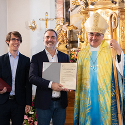 César Cabeza mit Bischof Wilhelm Krautwaschl in Dobl