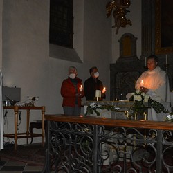 Auferstehungsfeier mit Pfarrer Claudiu Budãu